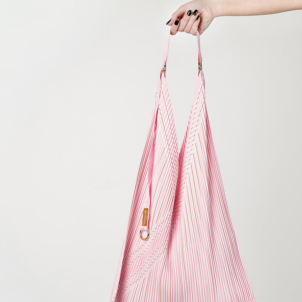 Y-Tasche Uma – Plissee-Satin · 30 × 60 cm | Multitudes