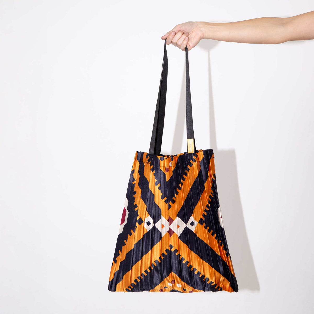 Tote Bag Alghero – Plissee-Satin · 40 × 48 cm | Multitudes