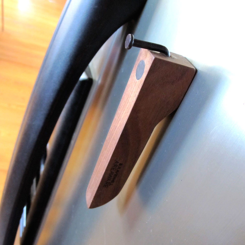 BENT NAIL BOTTLE OPENER | magnetischer FLASCHENÖFFNER | Brendan Ravenhill | Areaware