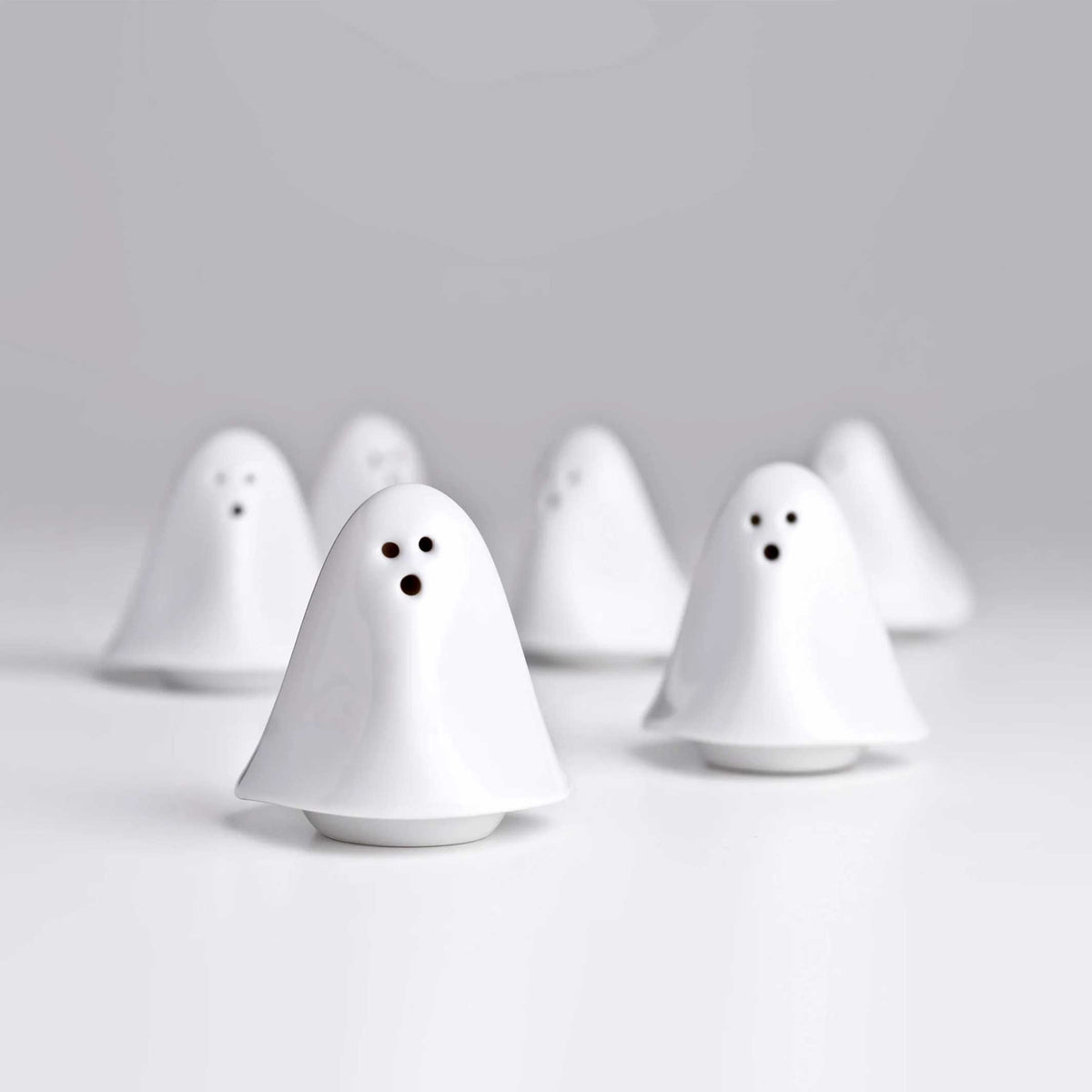 BOUH! - Trois petits FANTÔMES en porcelaine - SALIÈRE, POIVRE ET ÉPICES blanches | Holaria