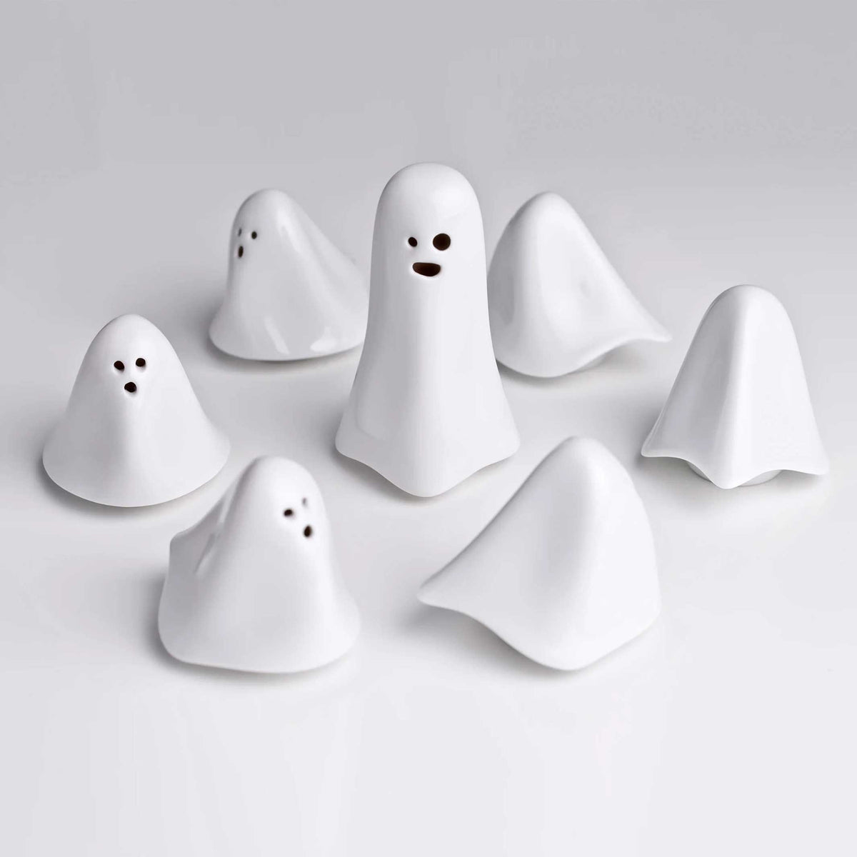 BOUH! - Trois petits FANTÔMES en porcelaine - SALIÈRE, POIVRE ET ÉPICES blanches | Holaria