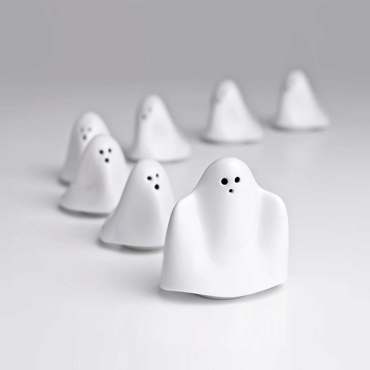BOUH! - Trois petits FANTÔMES en porcelaine - SALIÈRE, POIVRE ET ÉPICES blanches | Holaria