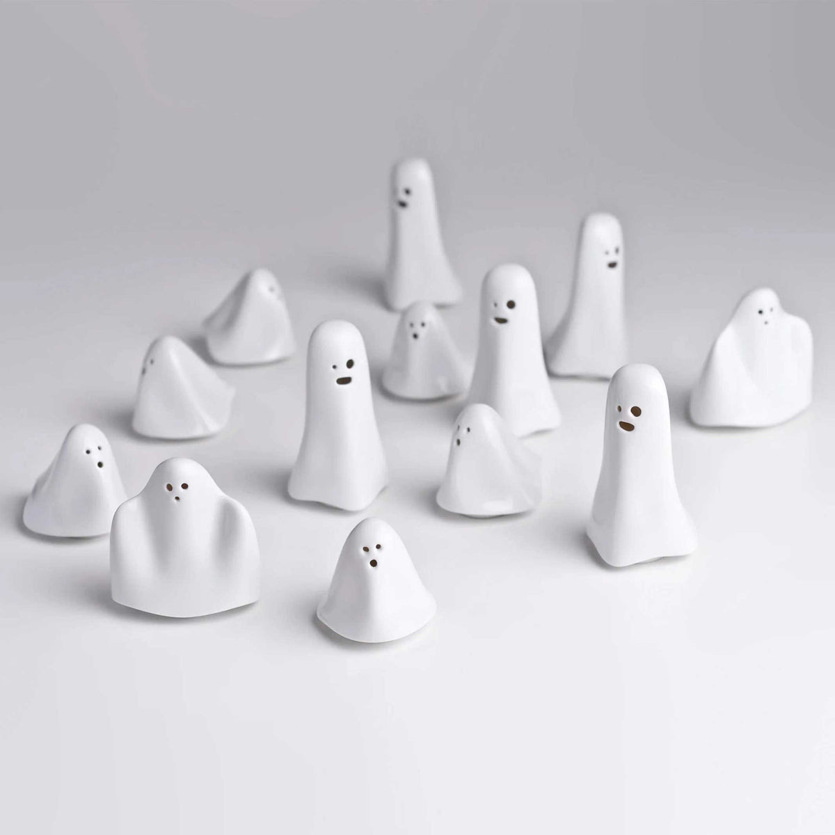 BOUH! - Trois petits FANTÔMES en porcelaine - SALIÈRE, POIVRE ET ÉPICES blanches | Holaria