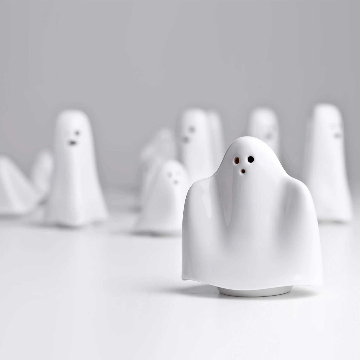 BOUH! - Trois petits FANTÔMES en porcelaine - SALIÈRE, POIVRE ET ÉPICES blanches | Holaria