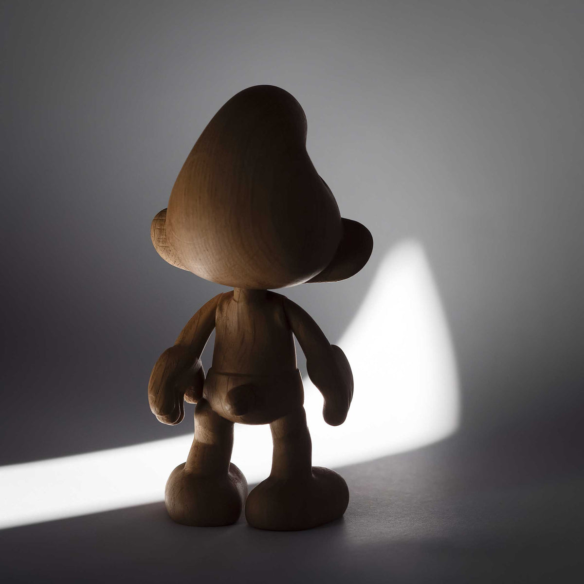 Holzfigur Schlumpf Groß – Eiche · 24 cm | boyhood × Schlümpfe