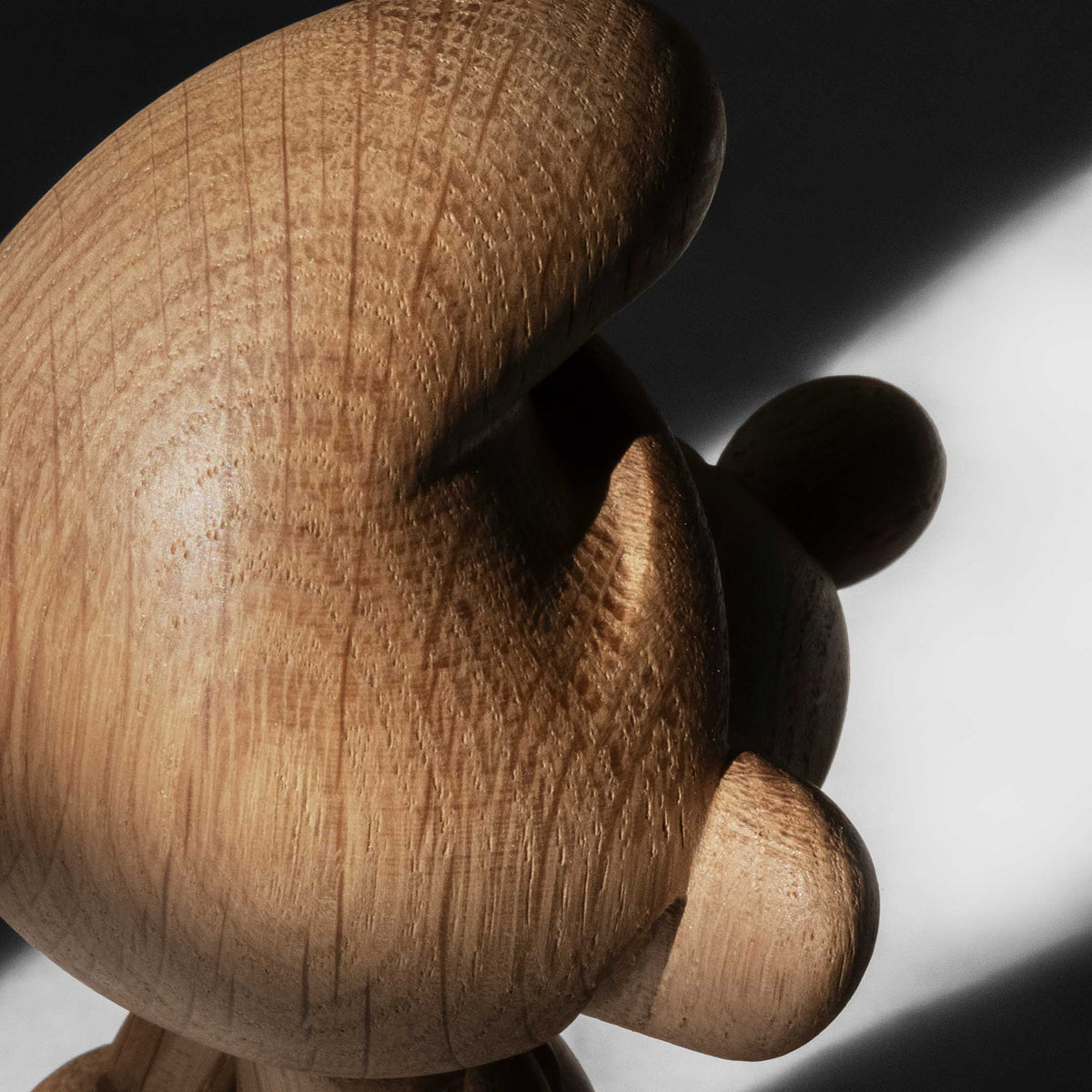 Holzfigur Schlumpf Groß – Eiche · 24 cm | boyhood × Schlümpfe
