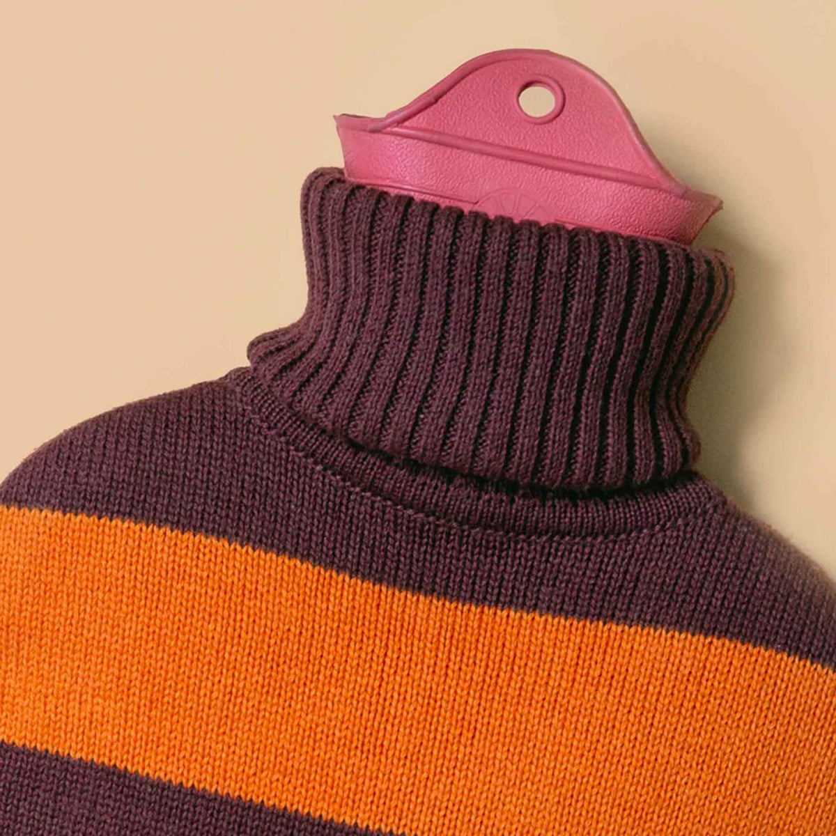 WÄRMFLASCHE mit gestreiften Rollkragenpulli | Orange & Kirschbraun | Suite702