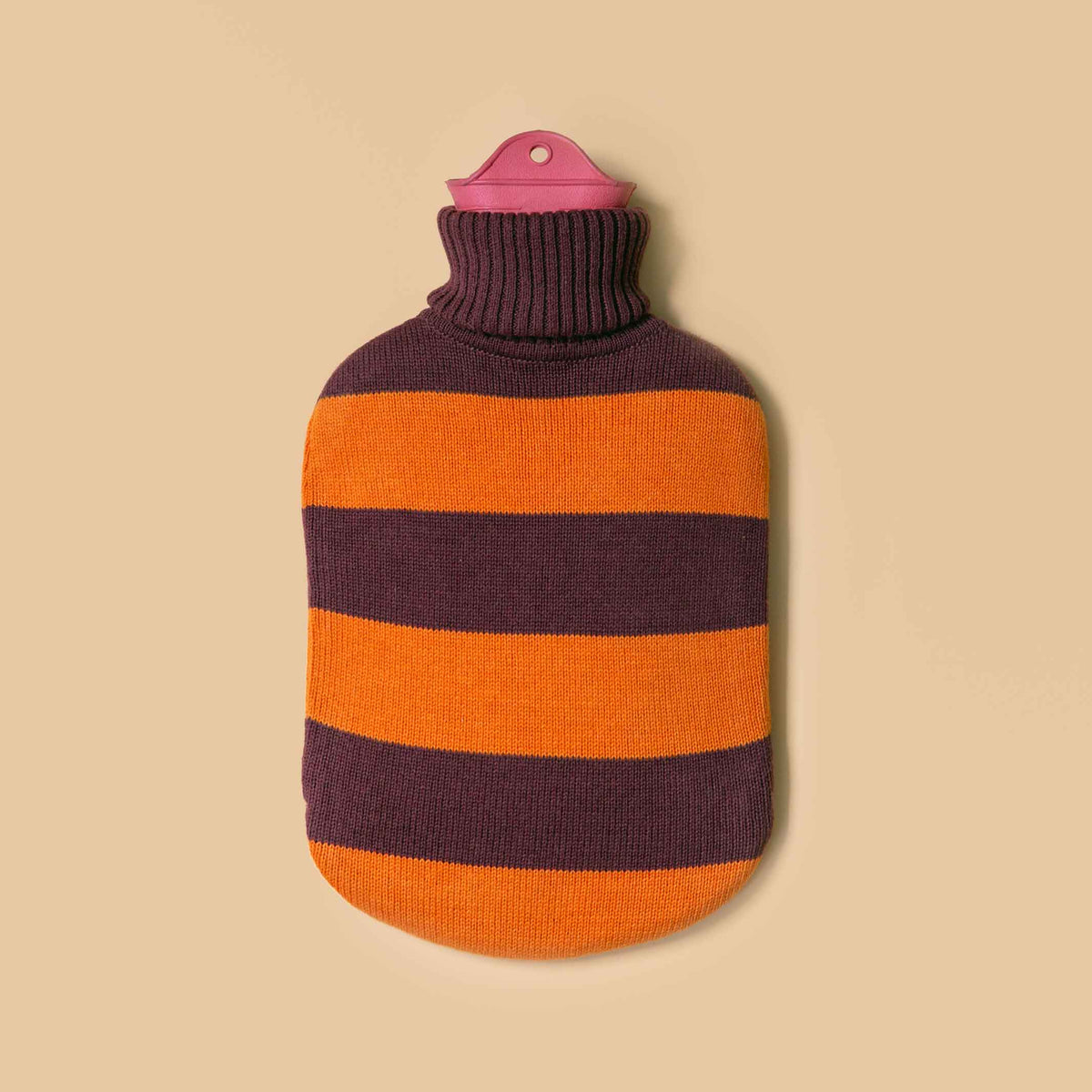 WÄRMFLASCHE mit gestreiften Rollkragenpulli | Orange & Kirschbraun | Suite702