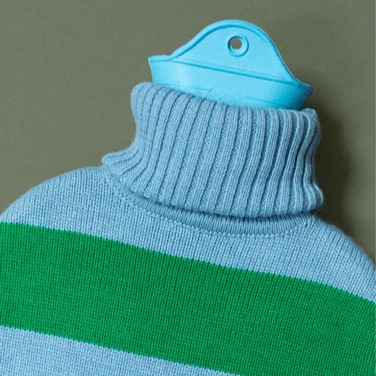 WÄRMFLASCHE mit gestreiften Rollkragenpulli | Himmelblau & Grün | Suite702