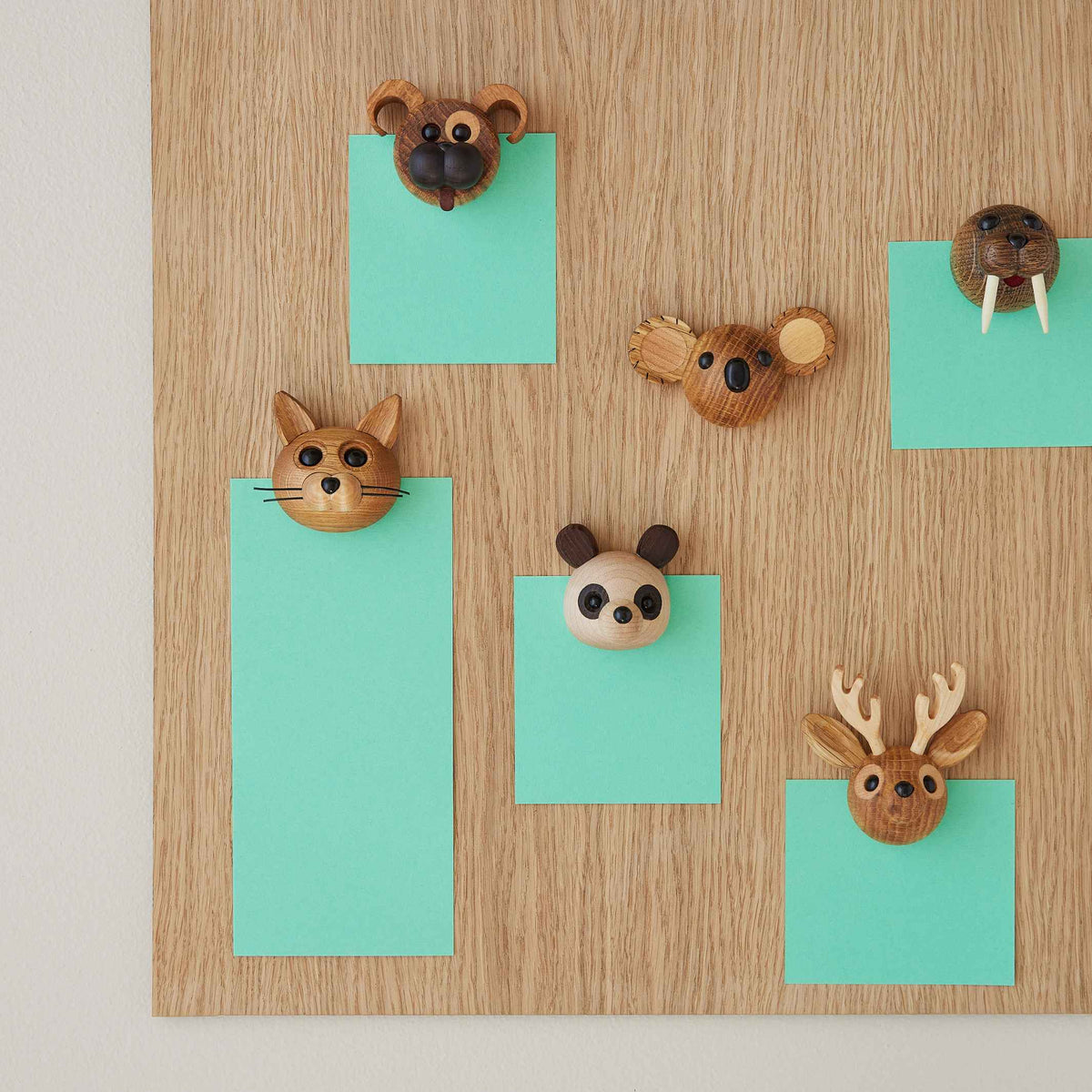 Holzhund-Magnet Happy – Eiche · 4 cm | Spring Copenhagen