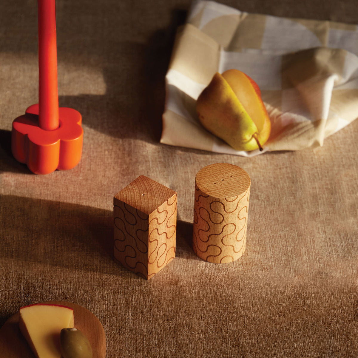 PATTERN SHAKERS | SALZ- & PFEFFERSTREUER aus Holz | Dusen Dusen | Areaware