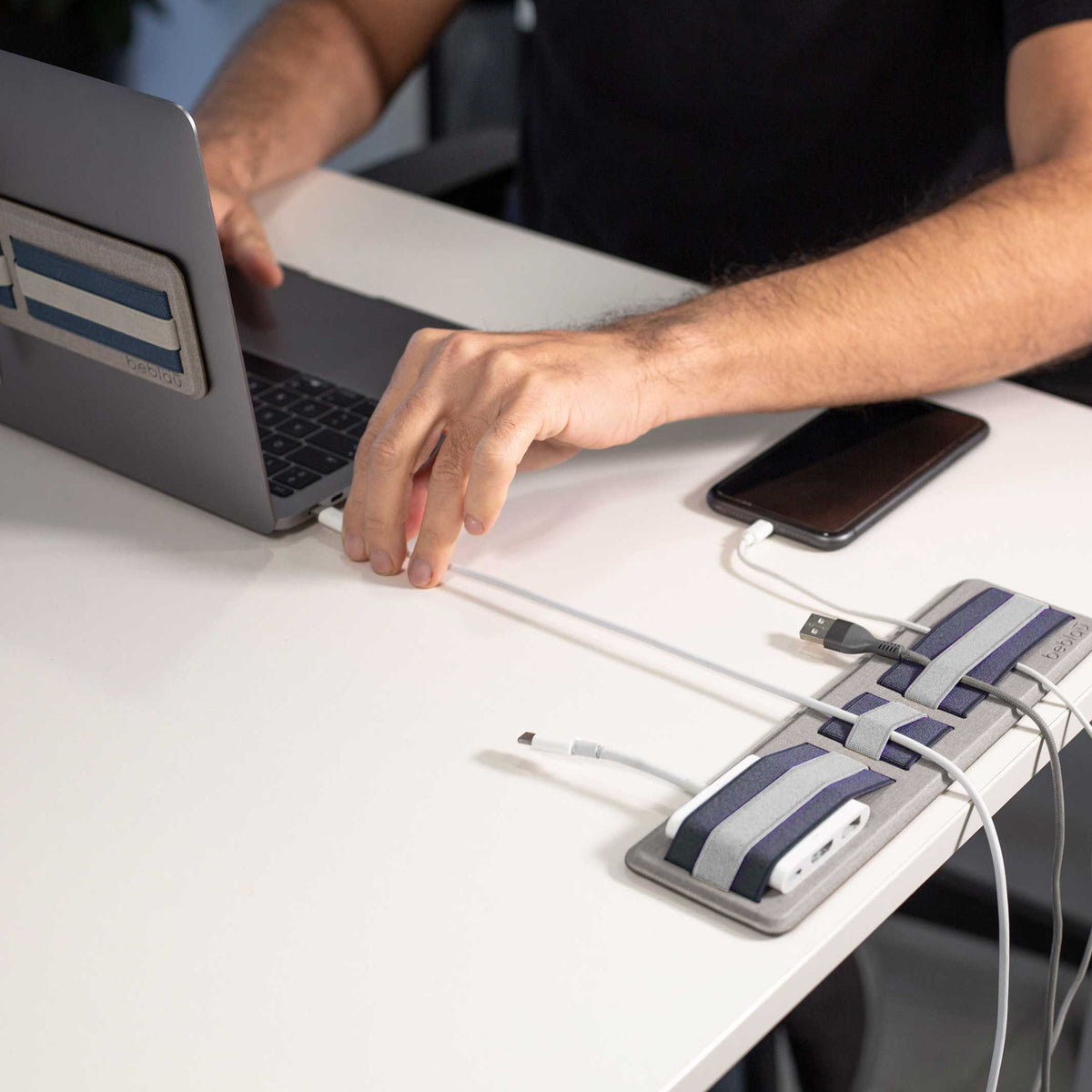 SHIFT | schmaler, klebbarer Laptop-ORGANIZER | 26x7 cm | beblau