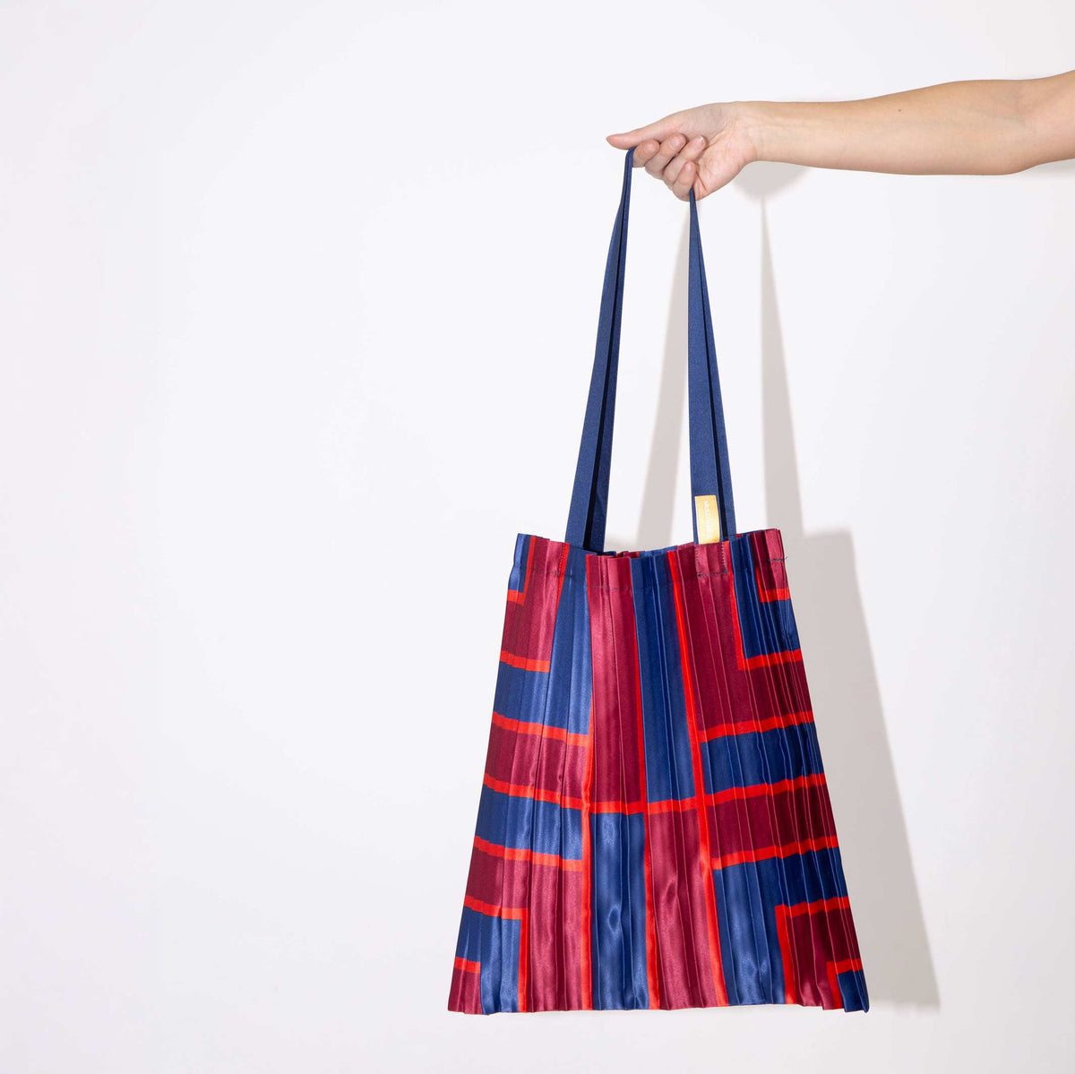 Tote Bag Stintino – Plissee-Satin · 40 × 48 cm | Multitudes