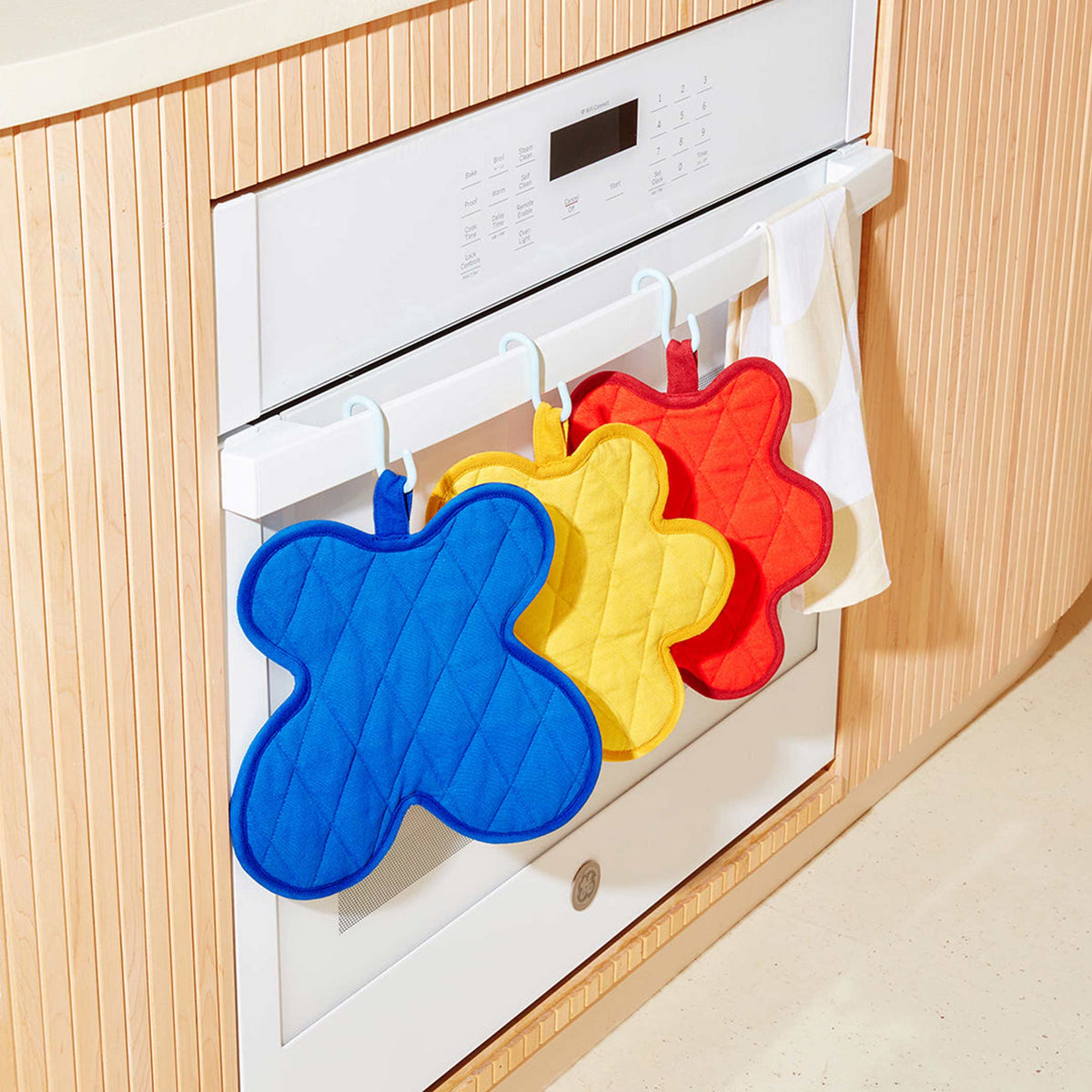 SERVING FRIENDS POT HOLDER - roter Topflappen 25x25 cm - Selena Liu | Areaware