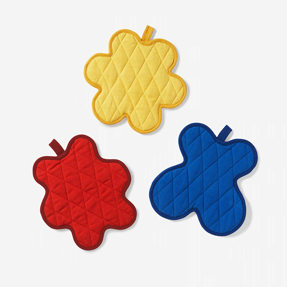 SERVING FRIENDS POT HOLDER - gelber Topflappen 25x25 cm - Selena Liu | Areaware