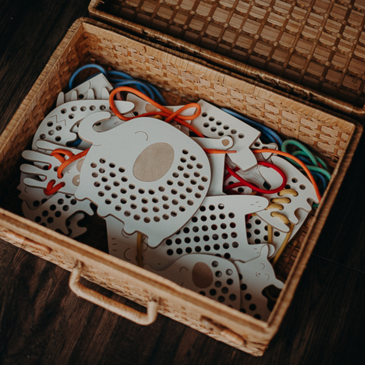 OLIVER THE ELEPHANT - Fädelspielzeug aus Holz - Montessori - Elefant | milin
