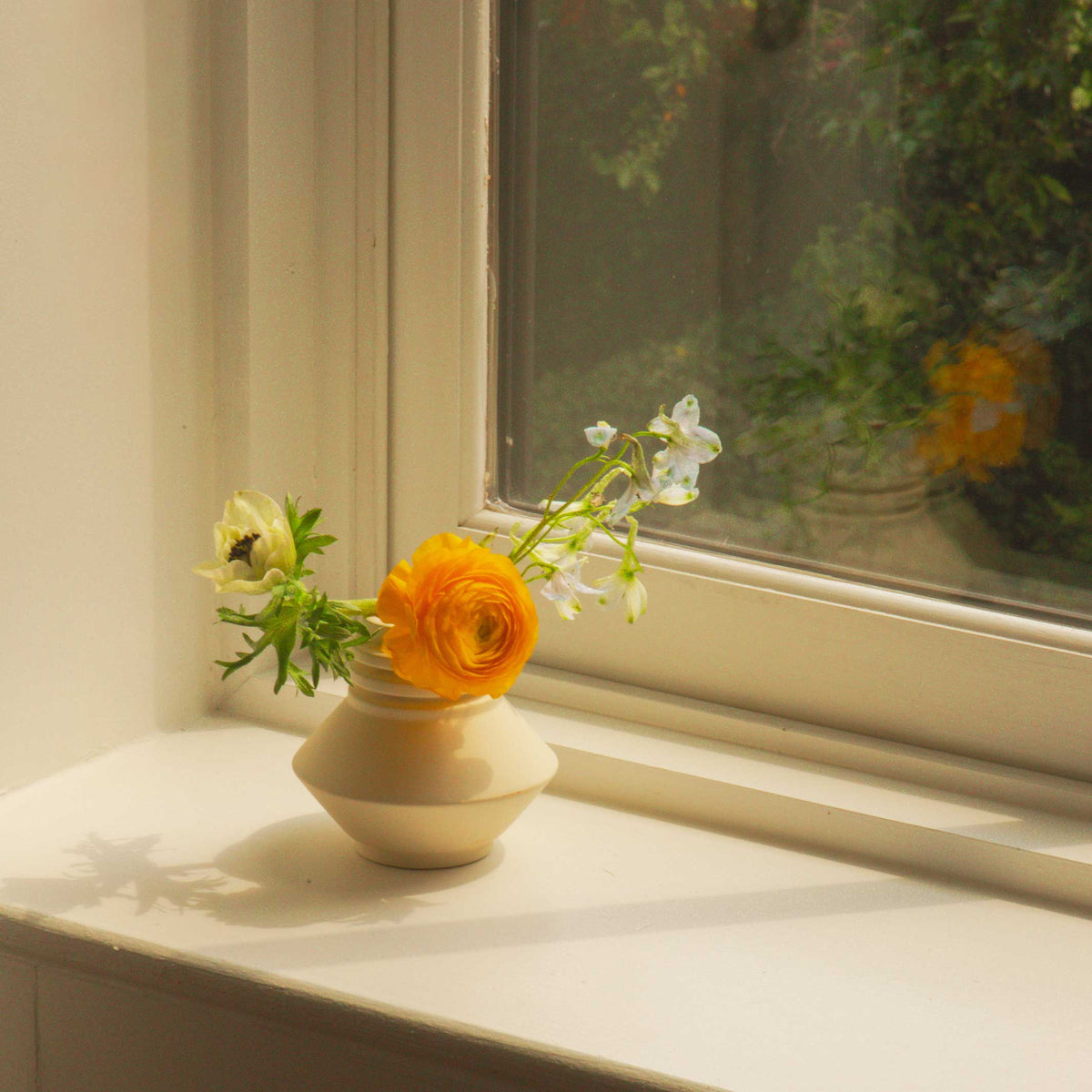 STRATA VASE | Creme-farbige VASE | D=10 cm | Simone Brewster | Areaware