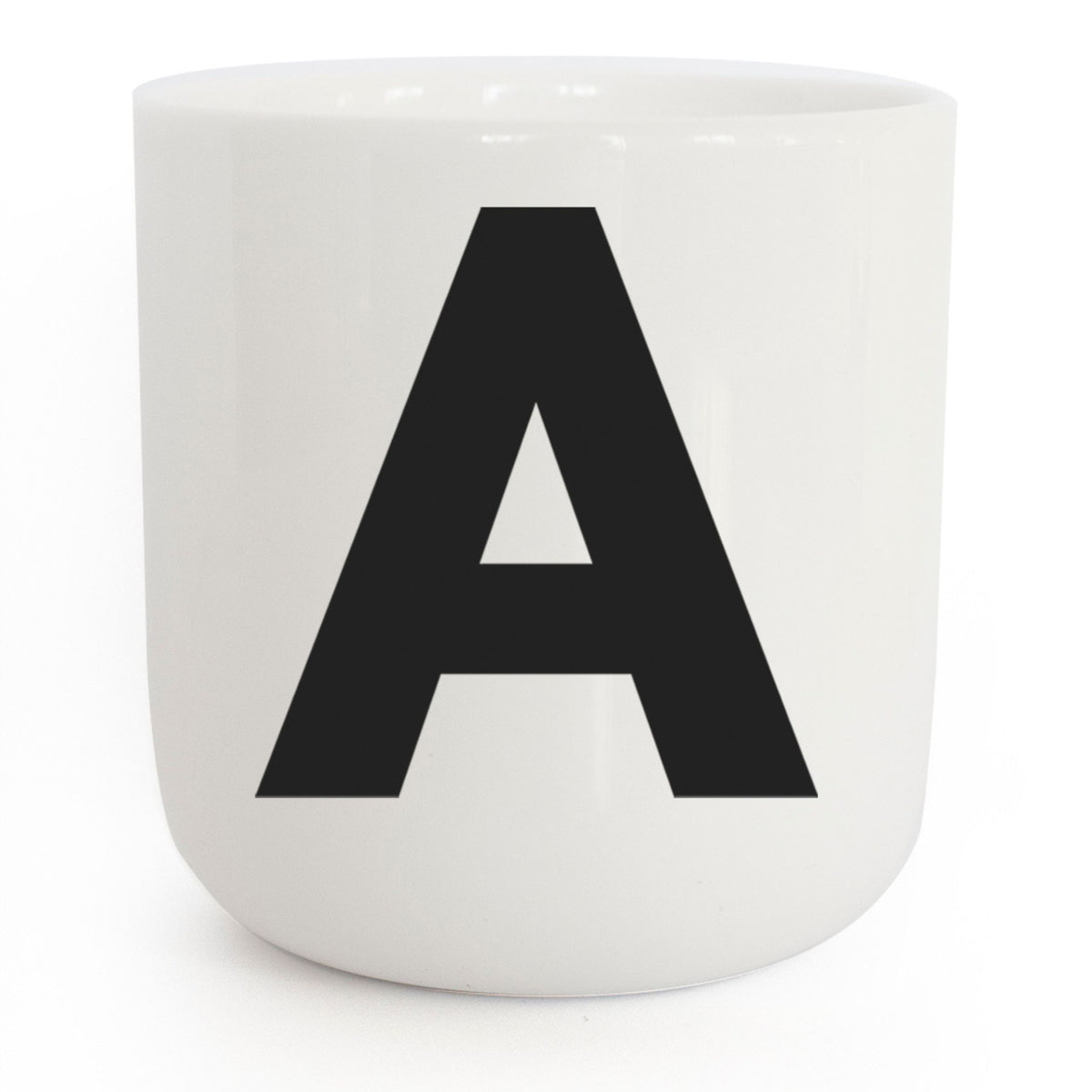 A - weisser Kaffee- & Tee-Becher mit schwarzer Typo | Letters & Glyphs Serie | PLTY