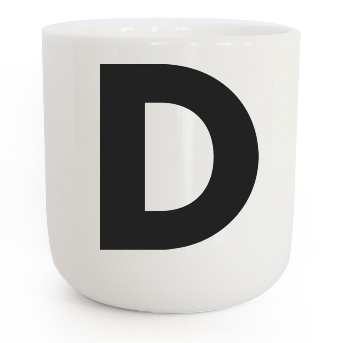 D - weisser Kaffee- & Tee-Becher mit schwarzer Typo | Letters & Glyphs Serie | PLTY