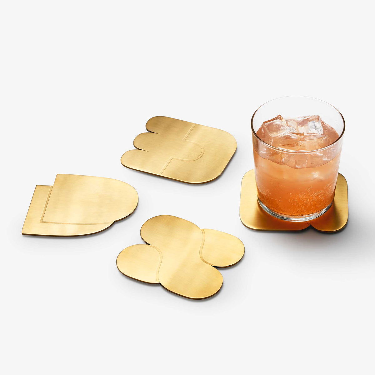 DESSOUS DE VERRE ENSEMBLE | Ensemble de 4 sous-verres | Acier inoxydable couleur laiton | Dan Covert | Connaissance de la zone