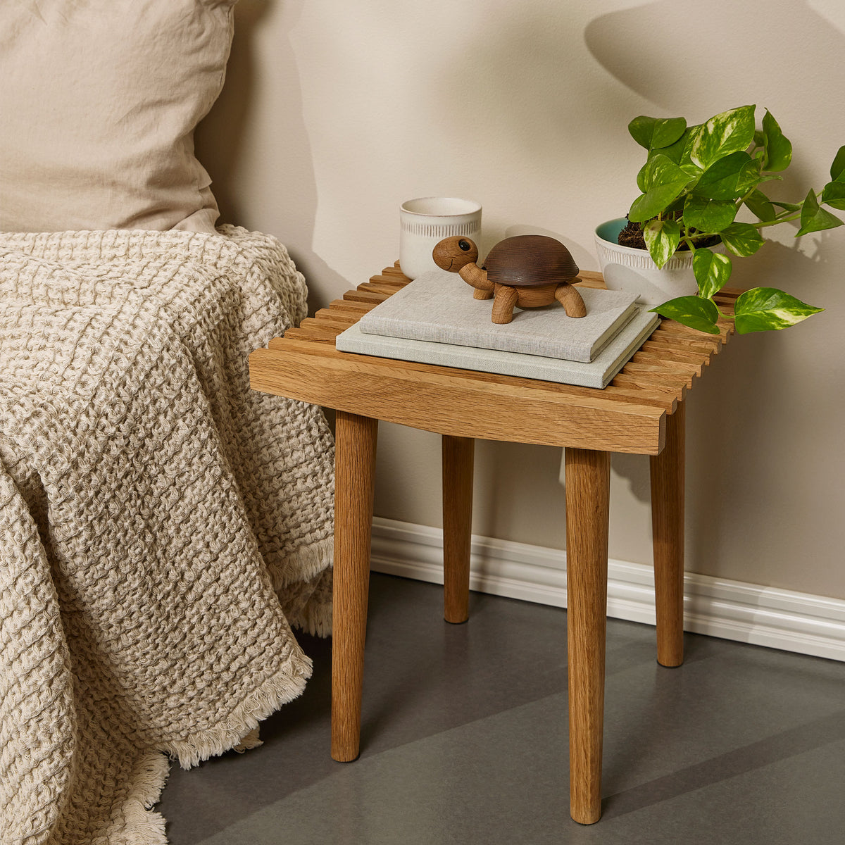 UNO ORA | élégant TABOURET EN BOIS | Teck naturel | 38 cm de large | Spring Copenhagen