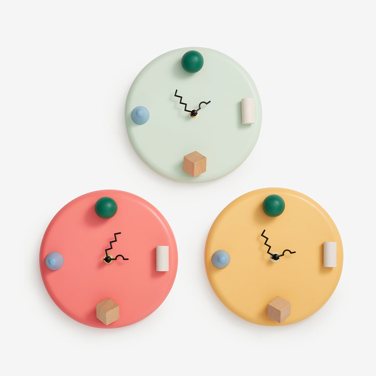 WALL CLOCKS | farbige WANDUHREN | dreidimensional & abstrakt D=20 cm | Pat Kim | Areaware