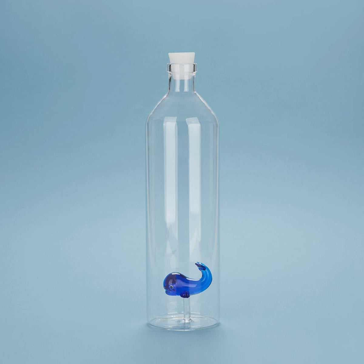 ATLANTIS - BOUTEILLE EN VERRE avec baleine bleue - 1,2 litre avec bouchon en silicone | BALVI