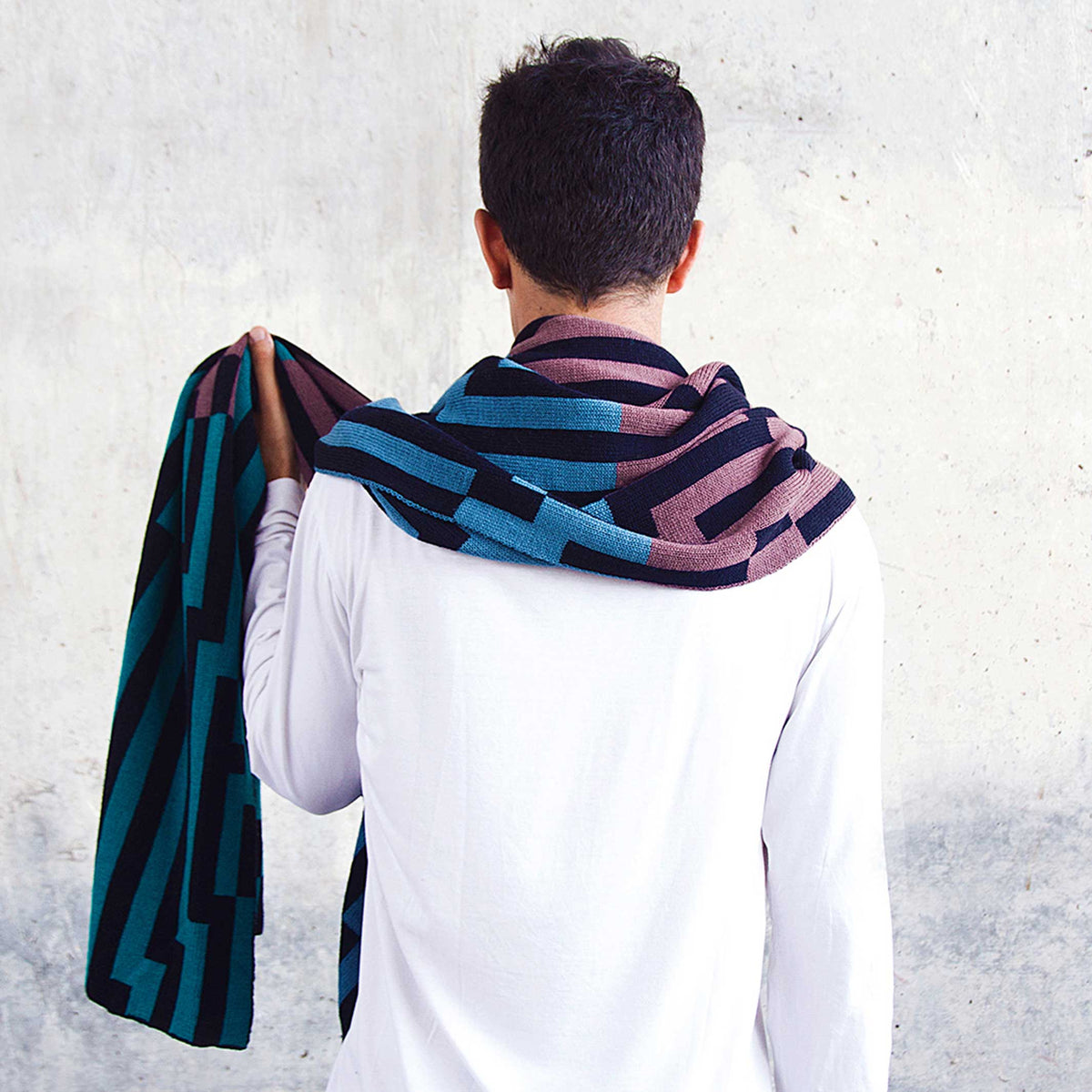 BITMAP ZOOM OUT 1 | Blau, Braun & mint-fabige SCHAL-STOLA | 194x64 cm | 100% Merino Wolle | Cristian Zuzunaga