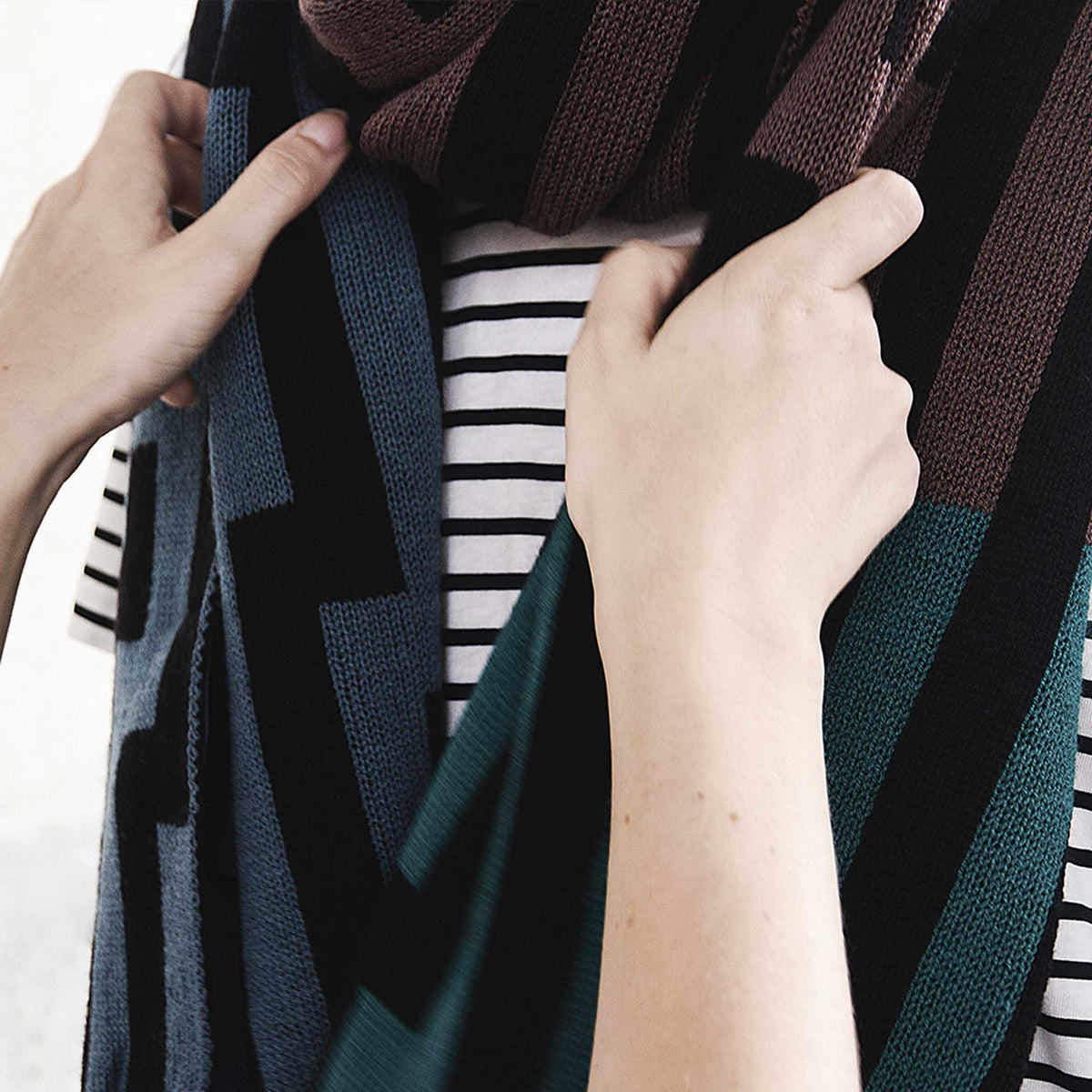 BITMAP ZOOM OUT 1 | Blau, Braun & mint-fabige SCHAL-STOLA | 194x64 cm | 100% Merino Wolle | Cristian Zuzunaga
