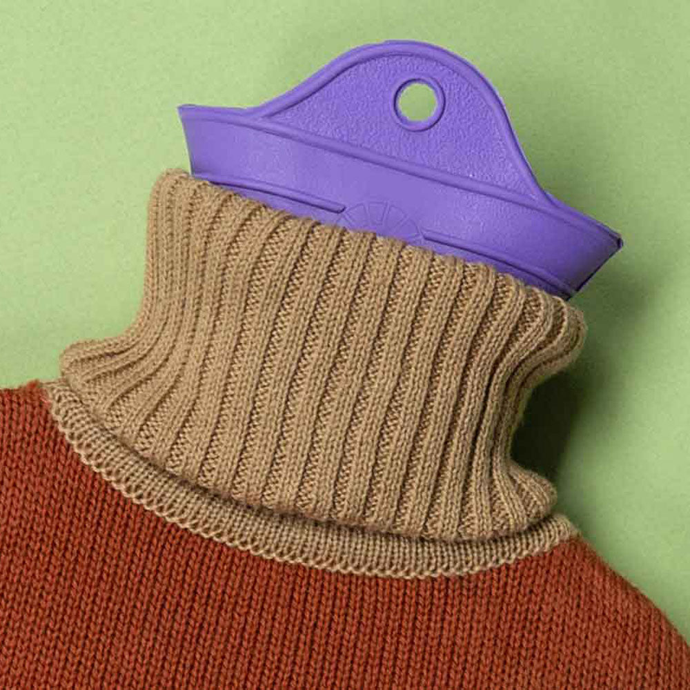 WÄRMFLASCHE mit Rollkragenpulli | Suite702
