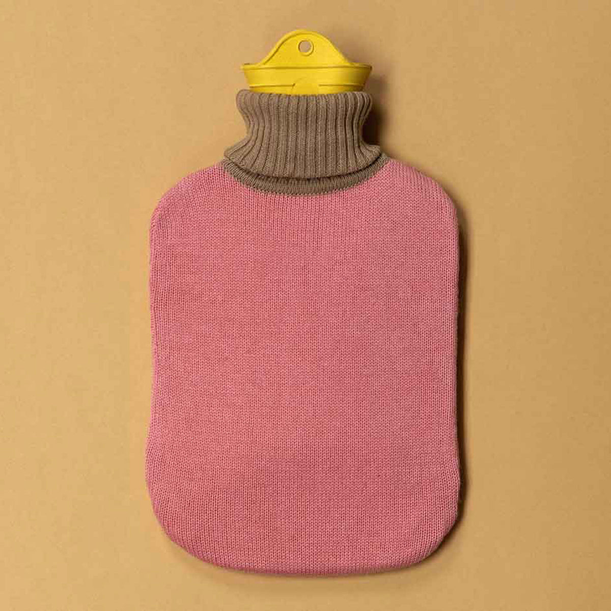 WÄRMFLASCHE mit Rollkragenpulli | Suite702