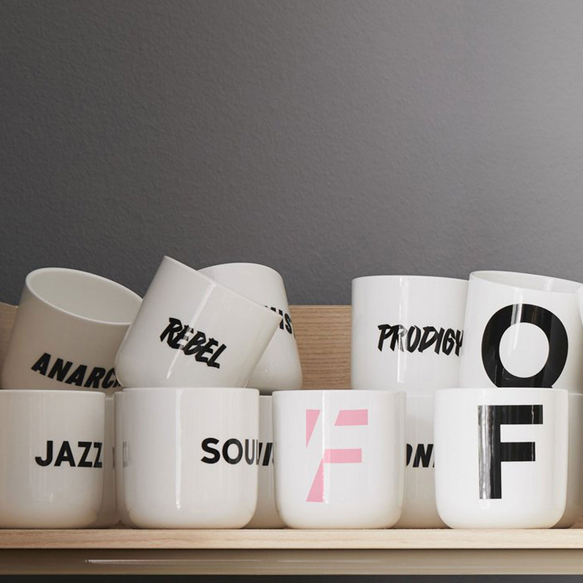 & | weisser Kaffee- & Tee-BECHER mit perl-weisser Typo | Letters & Glyphs Serie | PLTY