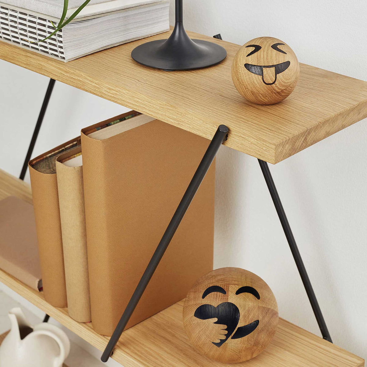 SPRING EMOTIONS GRANDES | Gardien | ÉMOTICONS en bois | mencke & vagnby | Spring Copenhagen