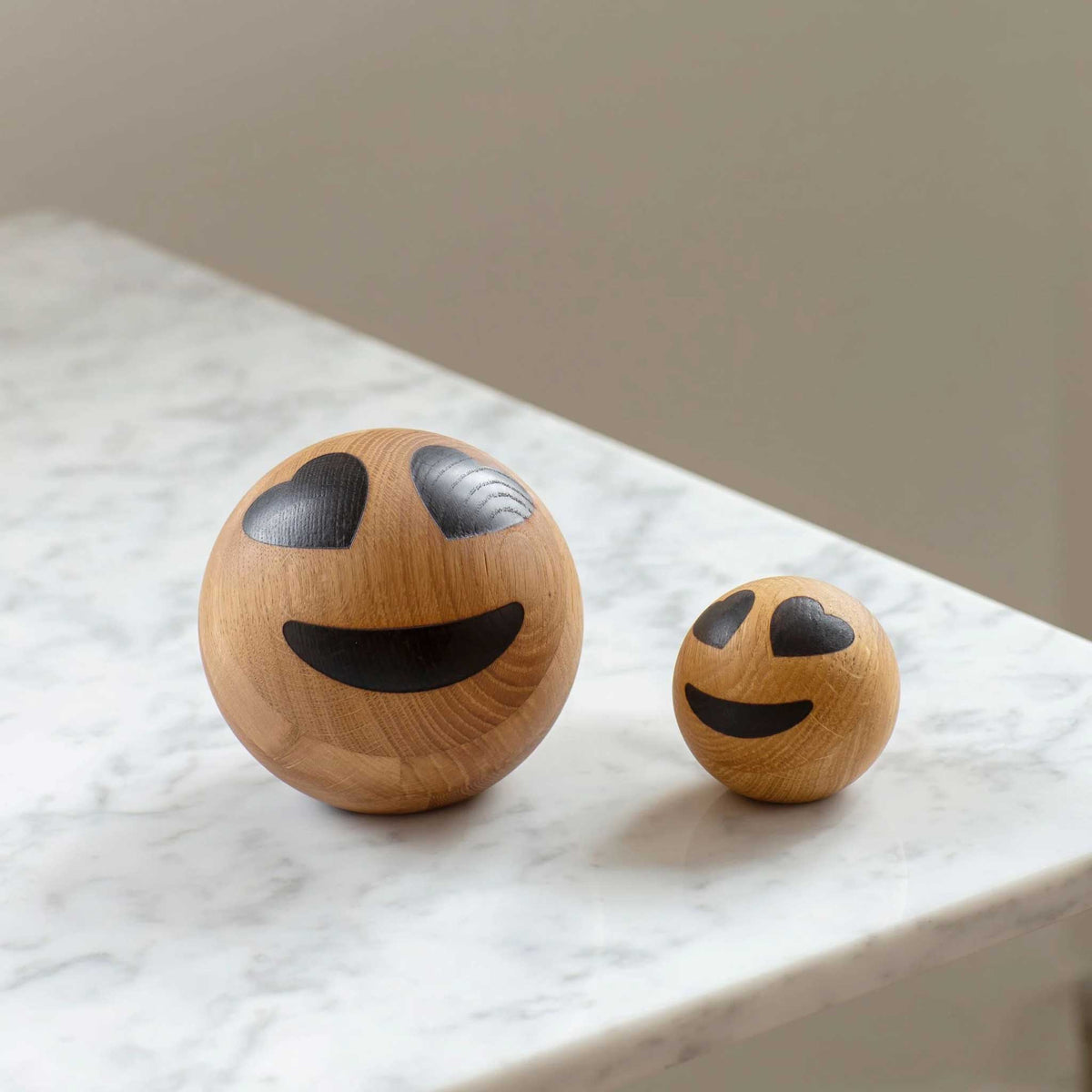 SPRING EMOTIONS BIG | lächelndes Gesicht mit herzförmigen Augen | Holz EMOTICONS | mencke&vagnby | Spring Copenhagen - Charles & Marie