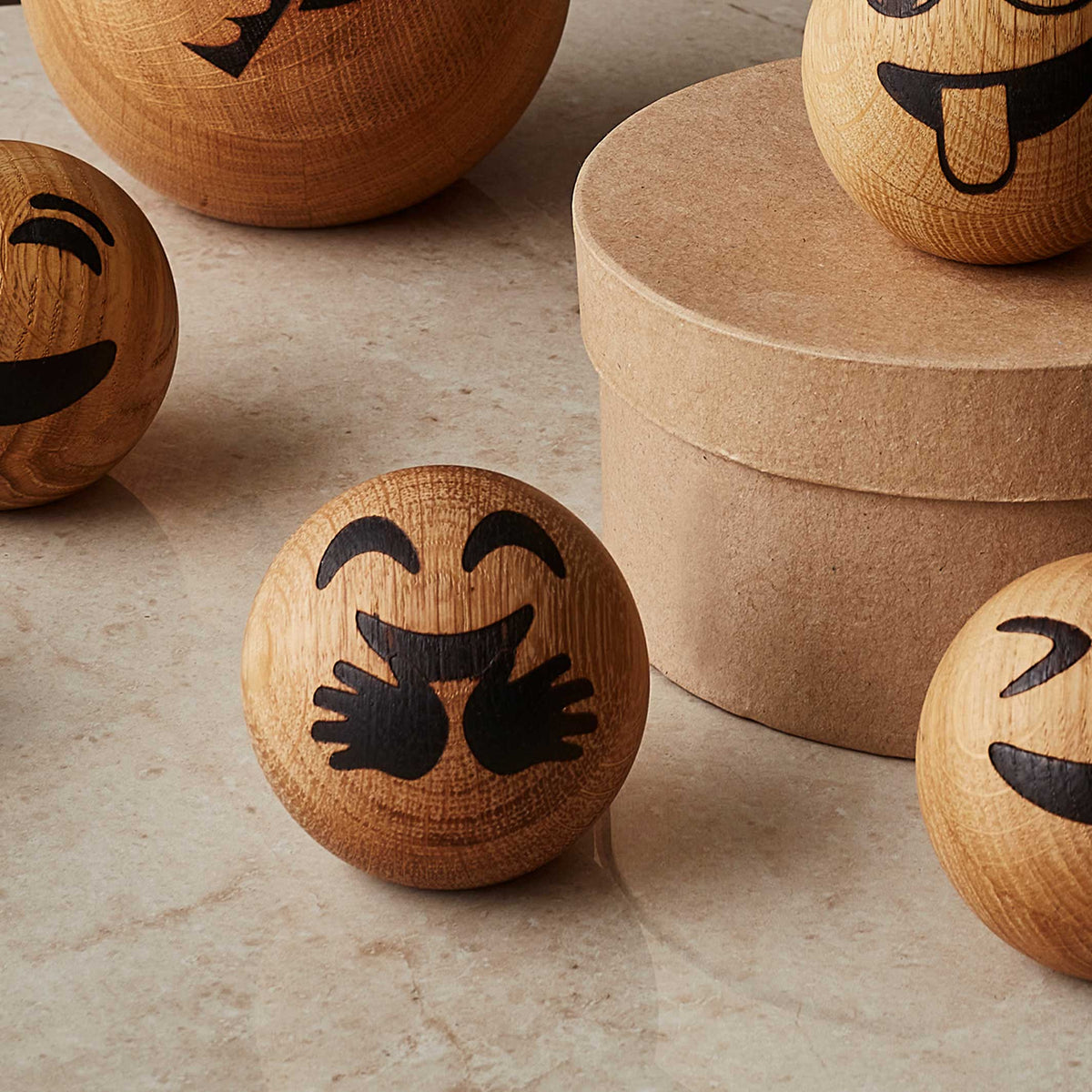 SPRING EMOTIONS | Câlin | Visage avec câlin | ÉMOTICONS en bois | mencke & vagnby | Spring Copenhagen