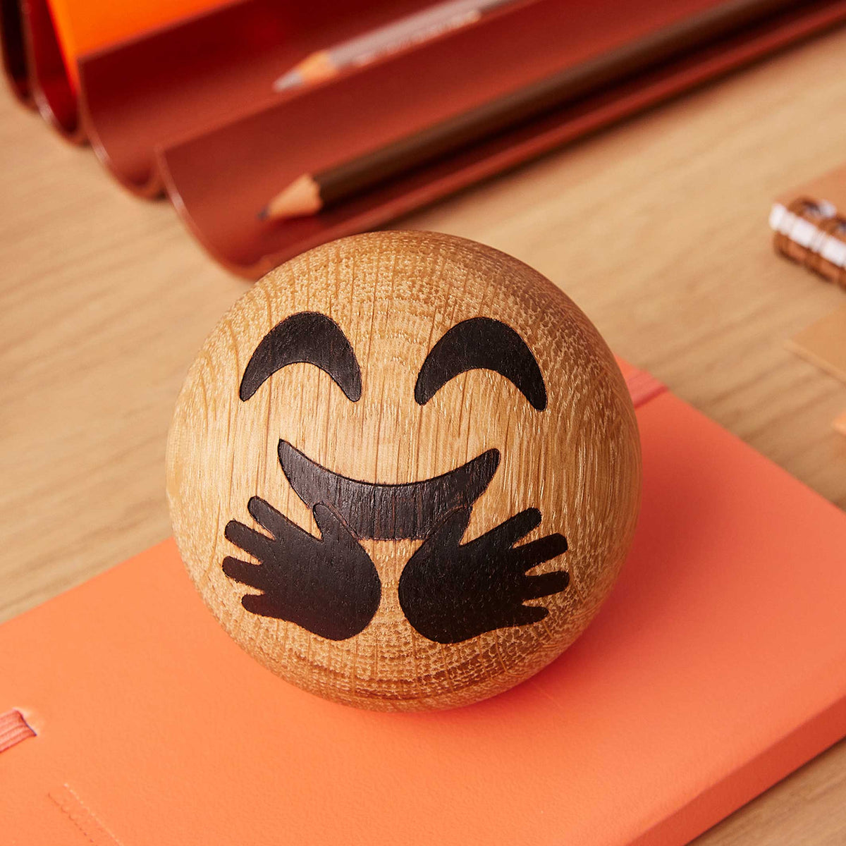 Wooden Emoticon Hug – Oak · Ø 7 cm | Spring Copenhagen
