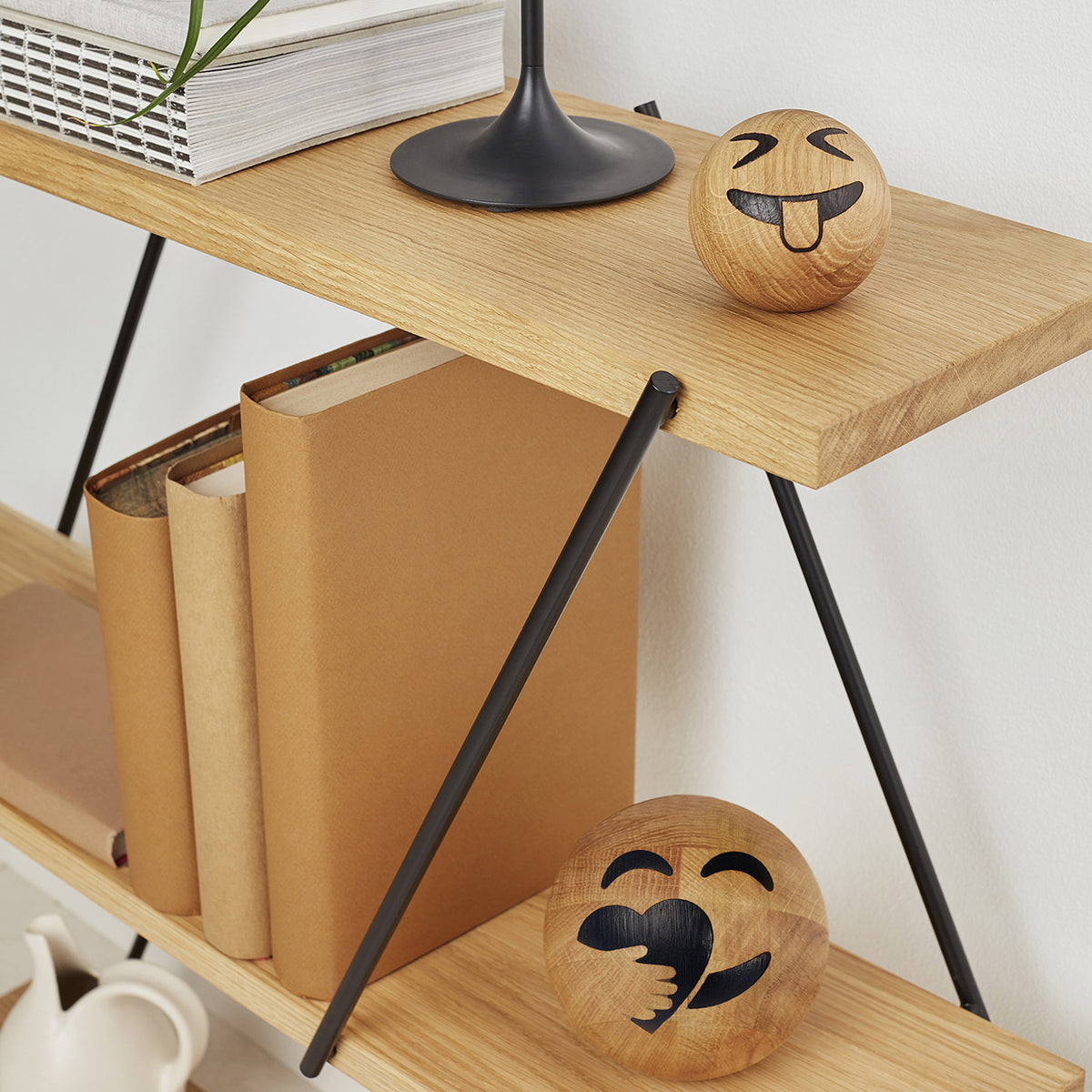 Holz-Emoticon Blinzeln – Eiche · Ø 7 cm | Spring Copenhagen