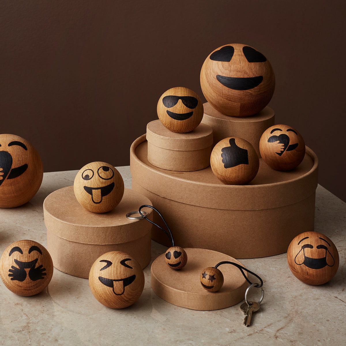 Emoticon-Schlüsselanhänger Herzaugen – Eiche | Spring Copenhagen